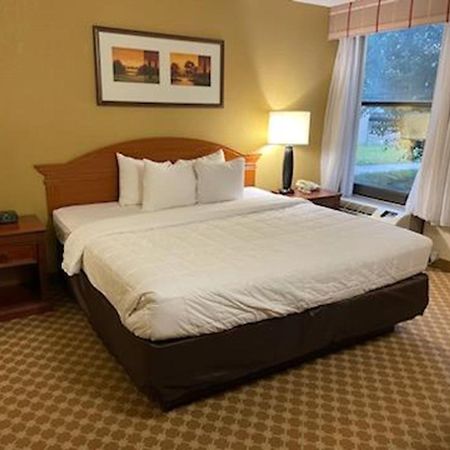Quality Inn & Suites Саґіно Екстер'єр фото