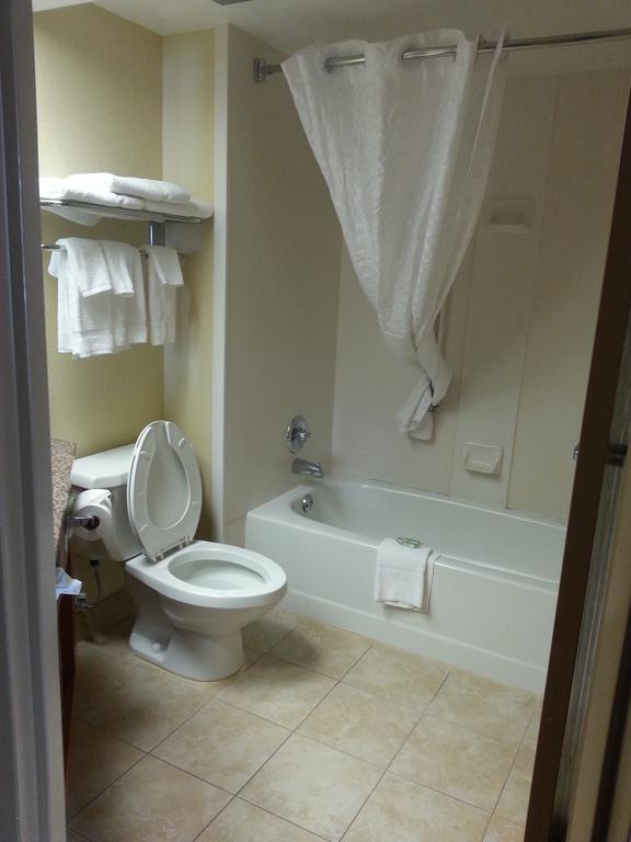 Quality Inn & Suites Саґіно Номер фото