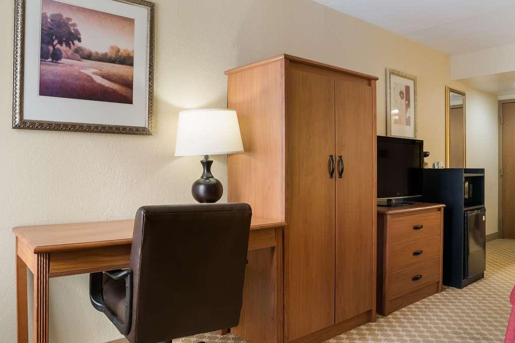 Quality Inn & Suites Саґіно Номер фото