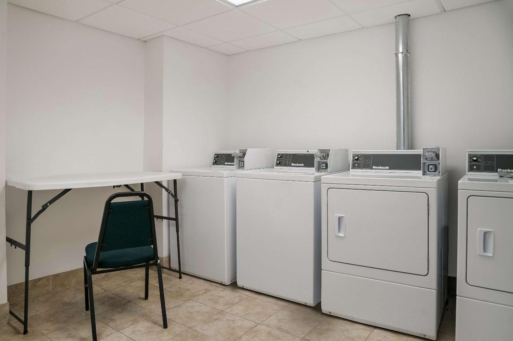 Quality Inn & Suites Саґіно Екстер'єр фото