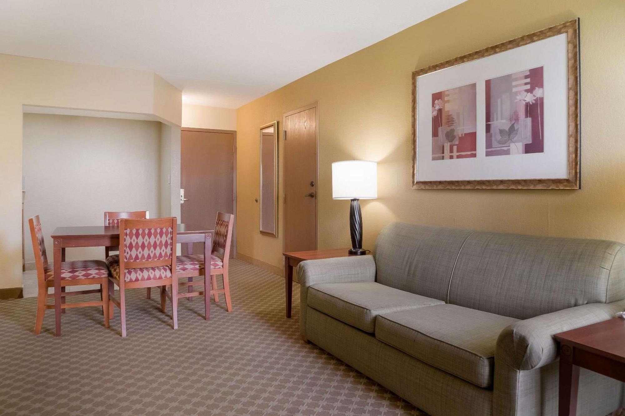 Quality Inn & Suites Саґіно Екстер'єр фото