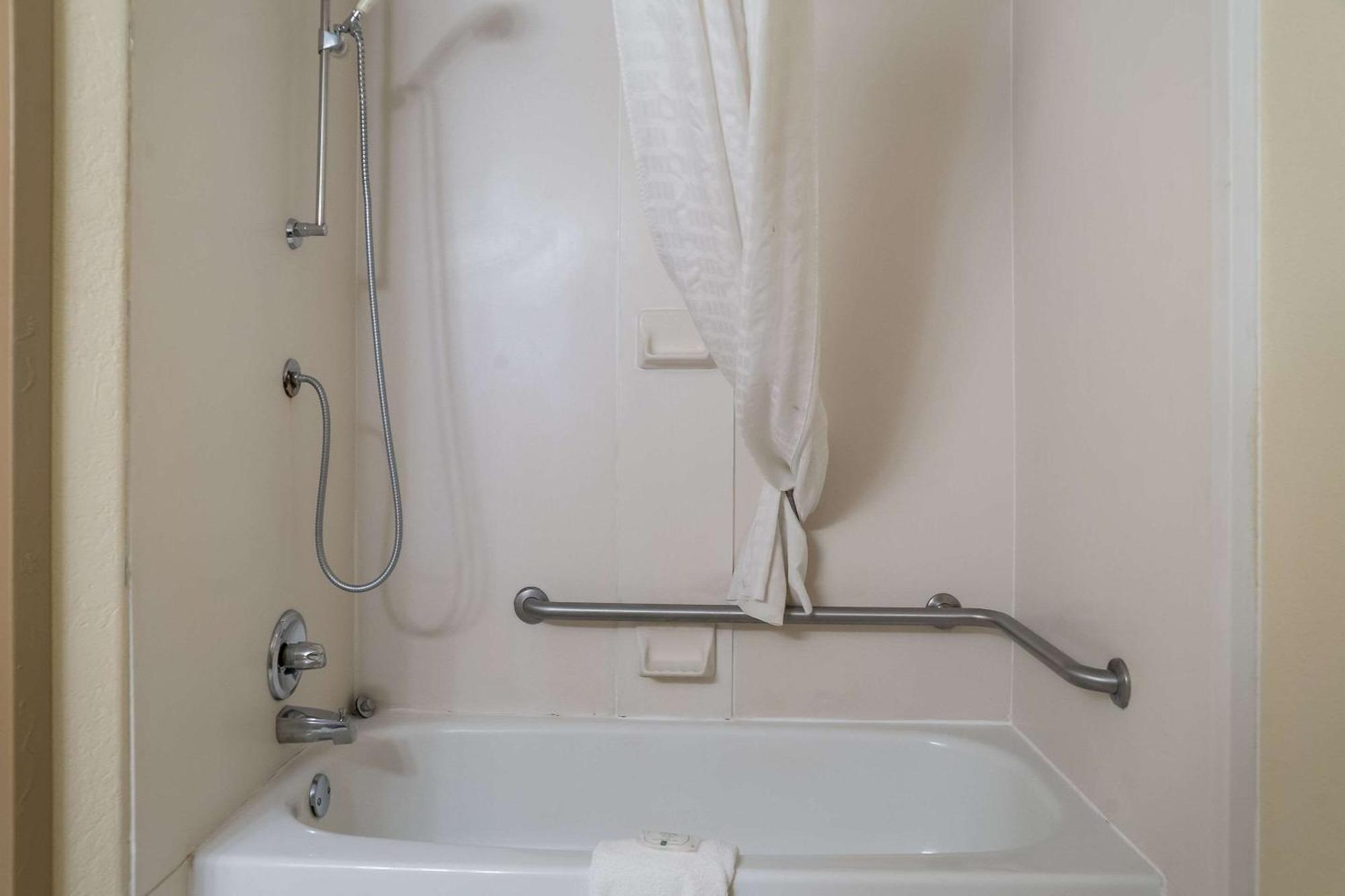Quality Inn & Suites Саґіно Екстер'єр фото