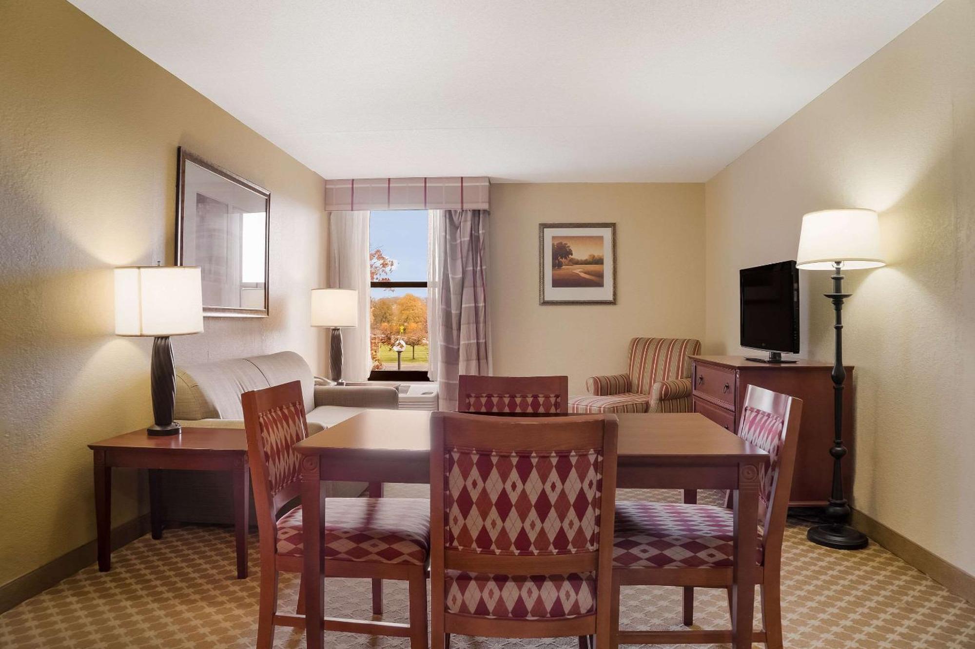 Quality Inn & Suites Саґіно Екстер'єр фото