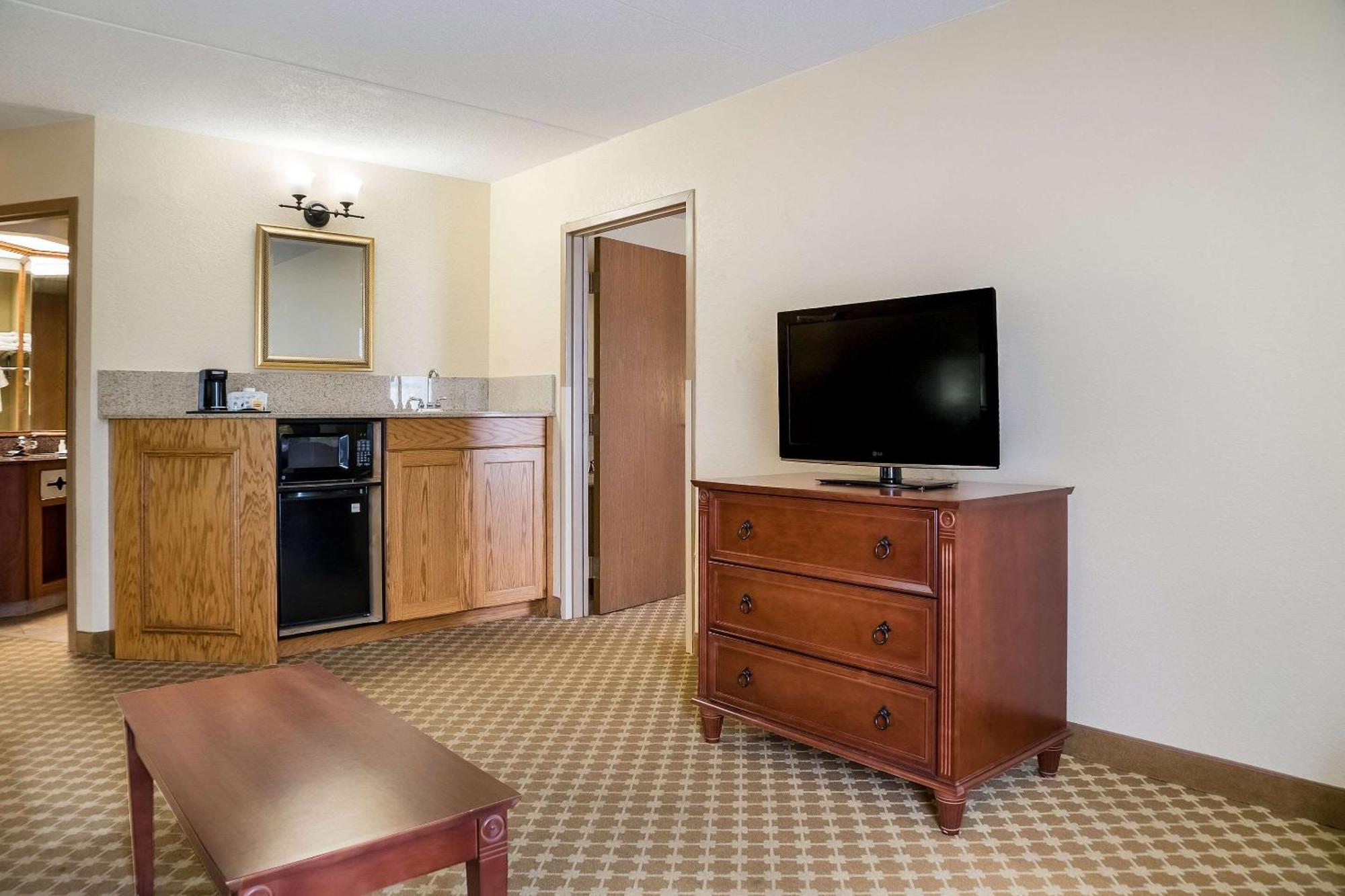 Quality Inn & Suites Саґіно Екстер'єр фото