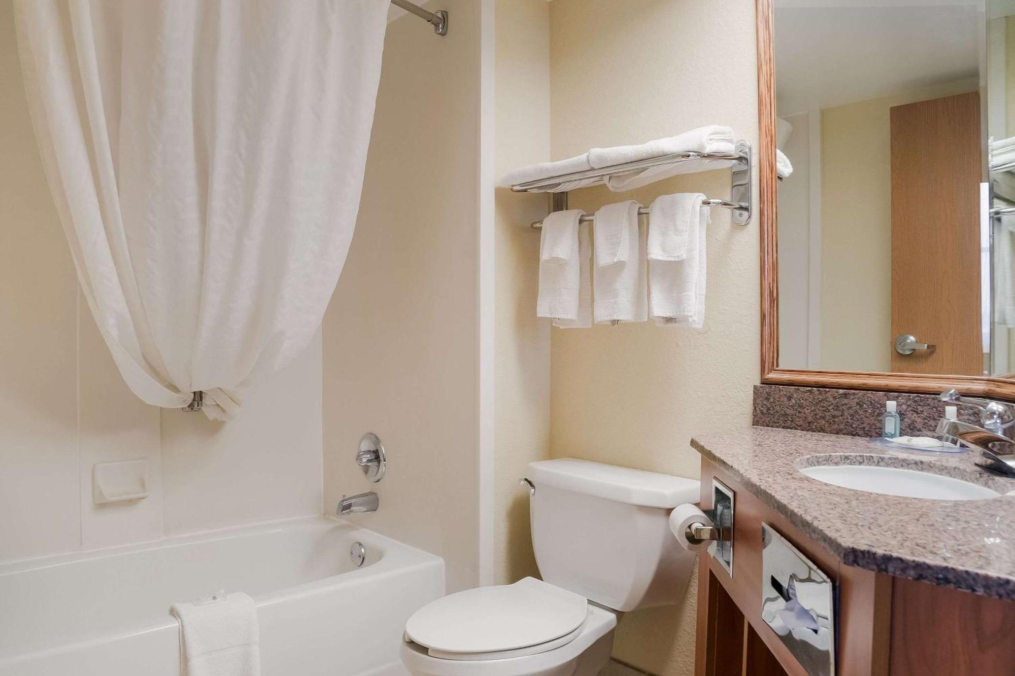 Quality Inn & Suites Саґіно Екстер'єр фото