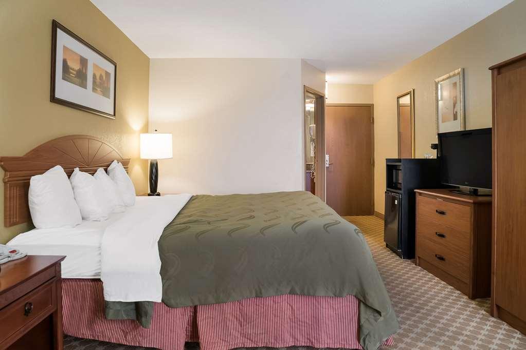Quality Inn & Suites Саґіно Номер фото