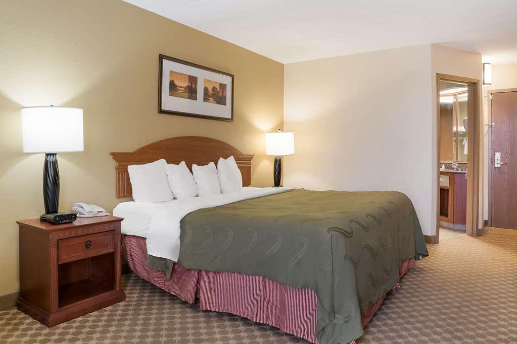 Quality Inn & Suites Саґіно Номер фото