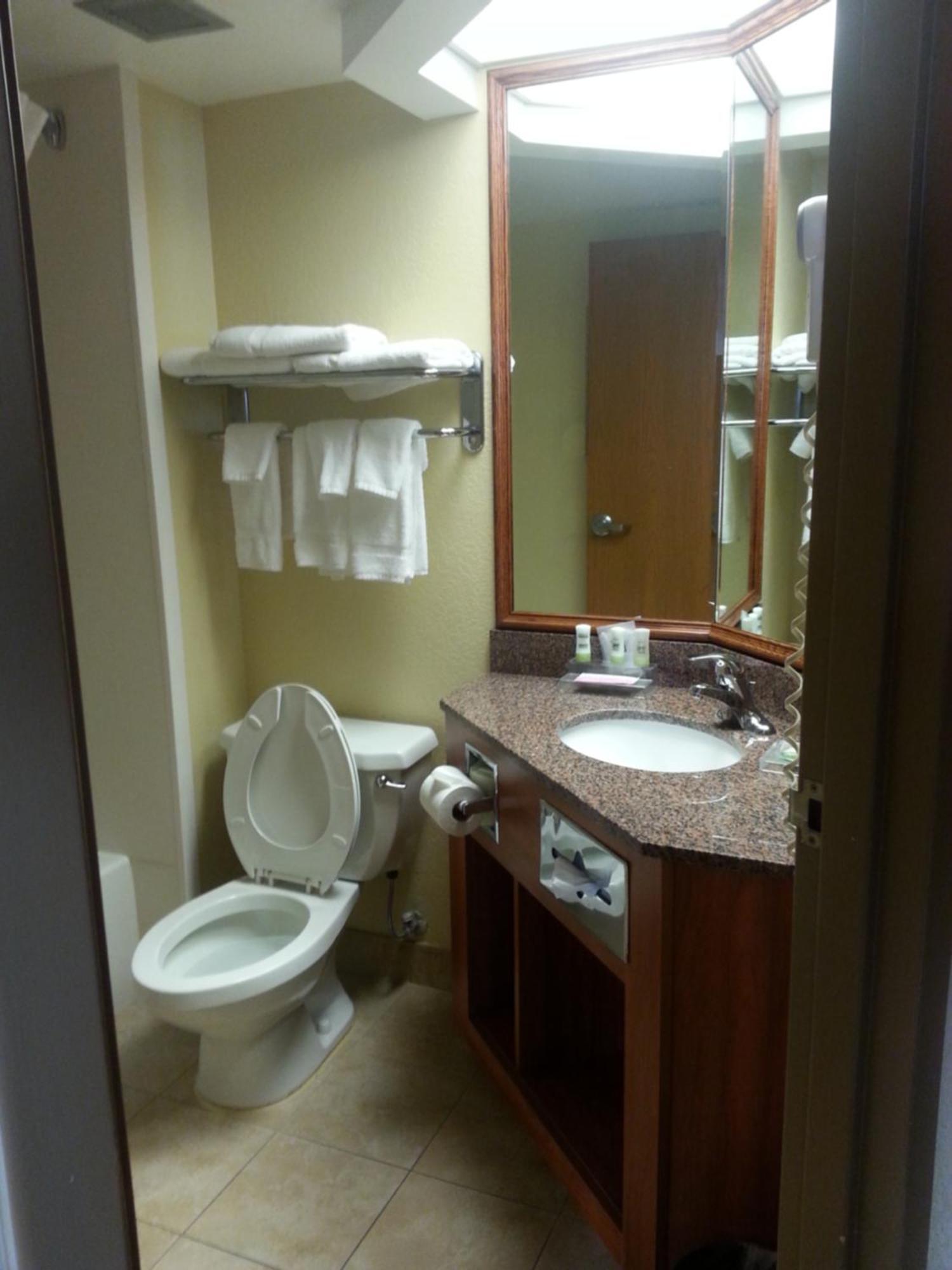 Quality Inn & Suites Саґіно Екстер'єр фото