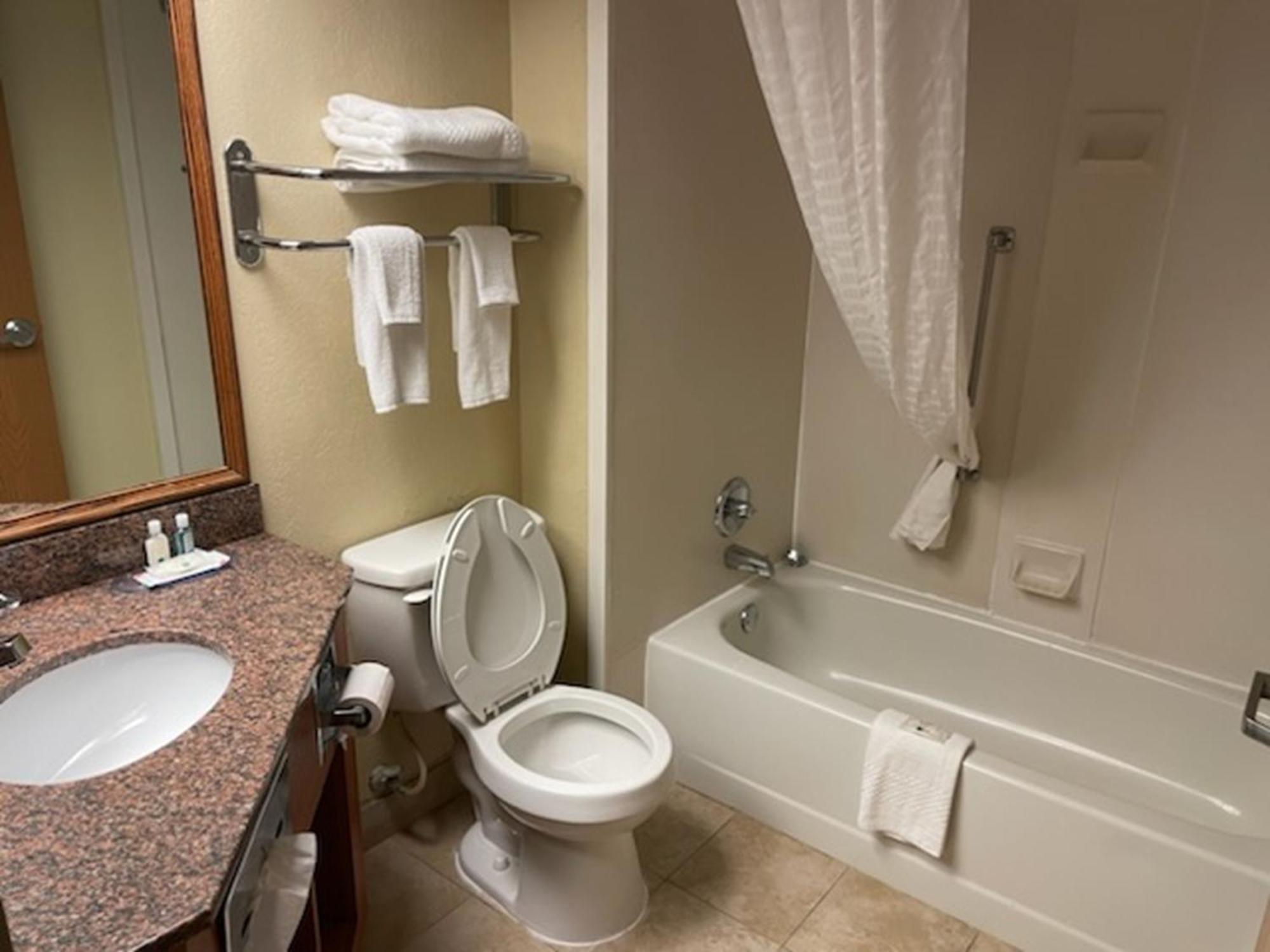 Quality Inn & Suites Саґіно Екстер'єр фото