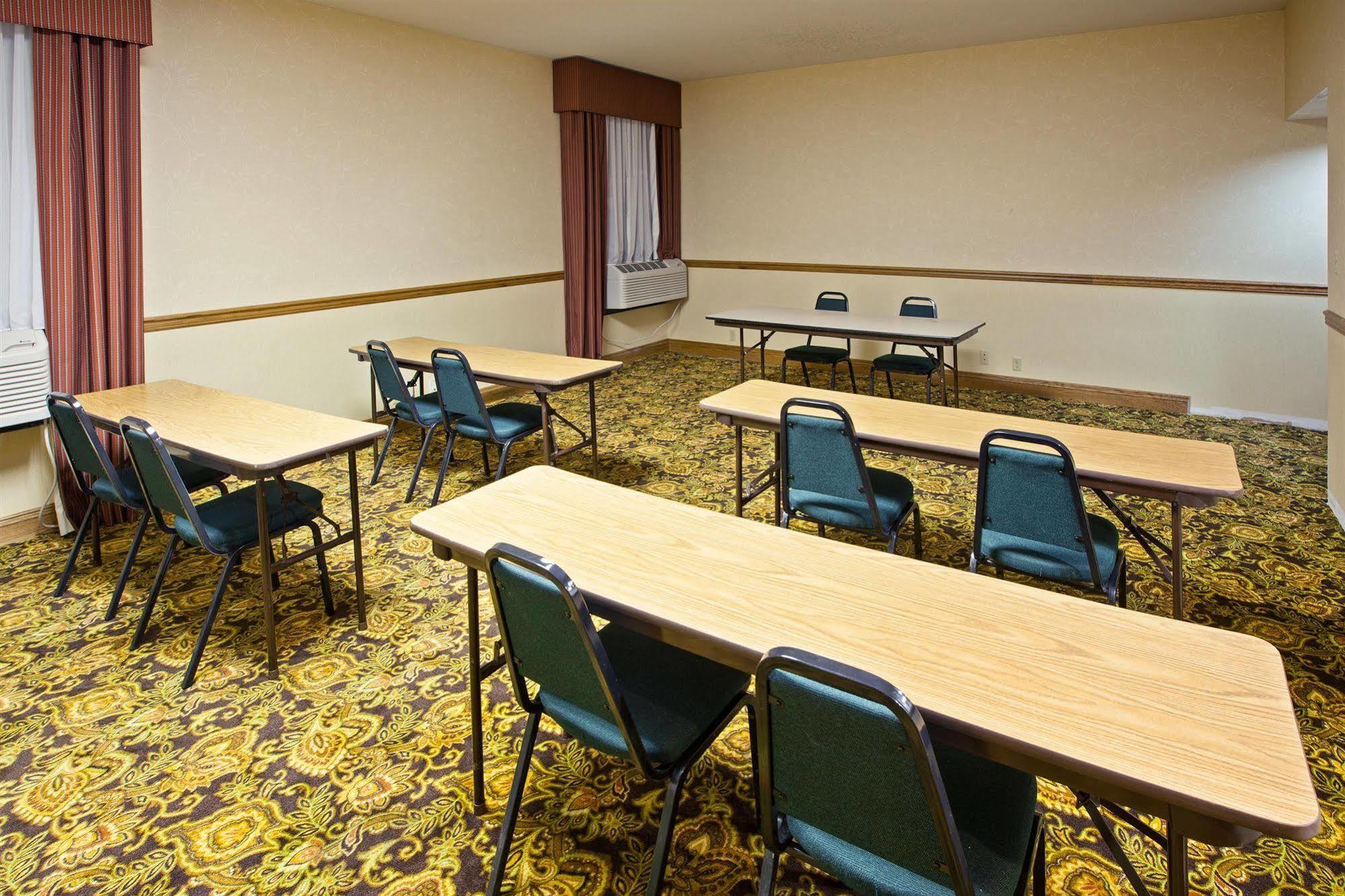 Quality Inn & Suites Саґіно Бізнес фото
